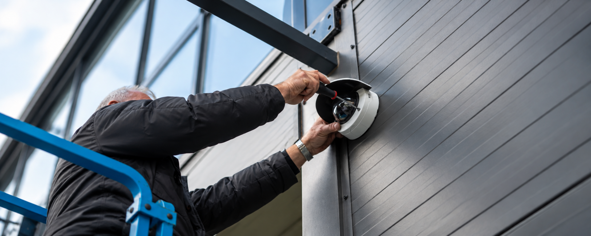 Beveiligingscamera installatie aan gevel